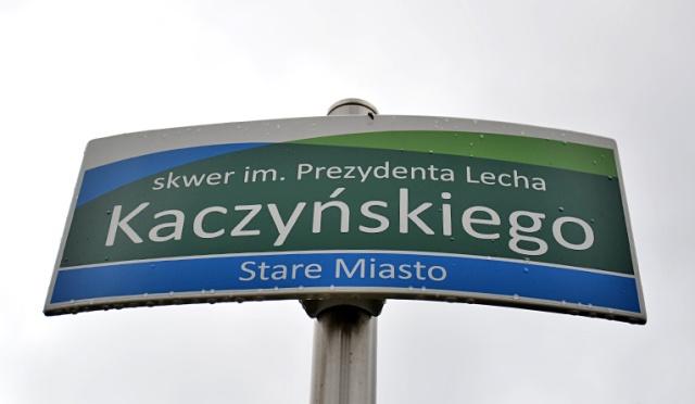 Lech Kaczyński dbał o Polskę, Pomorze Zachodnie i Szczecin, dlatego zasługuje na pomnik w Szczecinie - tak mówi przewodniczący Społecznego Komitetu Budowy Pomnika Prezydenta Lecha Kaczyńskiego, prof. Seweryn Wiechowski.