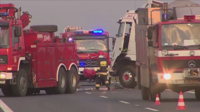 Kilkanaście aut zderzyło się na autostradzie A4 w kierunku z Wrocławia do Katowic. Policja podała, że trzy osoby nie żyją. Do karambolu doszło w czwartek wieczorem.