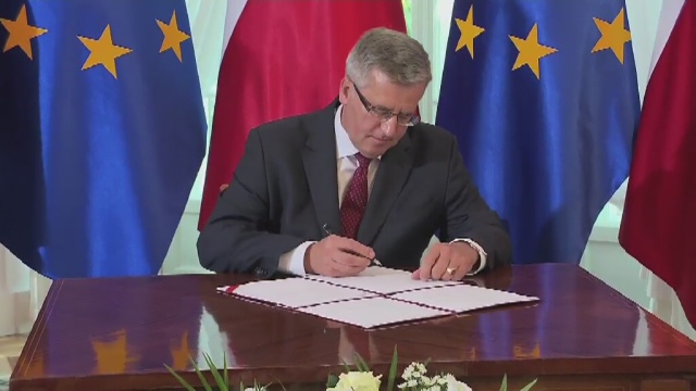 Prezydent Bronisław Komorowski podpisał w czwartek ustawę, która od przyszłego roku podniesie wydatki na obronność do poziomu co najmniej dwóch proc. Produktu Krajowego Brutto.