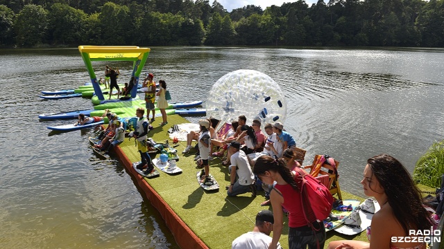 Salta, obroty i wyskoki z wody - czyli wakeboarding na Głębokim. 20 zawodników zmierzyło się na jeziorze w zawodach na desce.