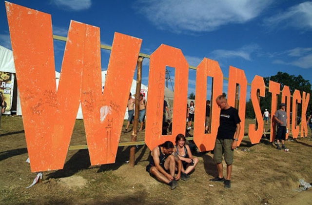 Tysiące osób z całej Polski zjeżdża do Kostrzyna nad Odrą na Przystanek Woodstock.