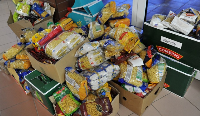 Projekt ustawy o przeciwdziałaniu marnowaniu żywności złożyła w Sejmie Zjednoczona Prawica. Parlamentarzyści chcą zobowiązać duże sklepy do przekazywania jedzenia na cele charytatywne - organizacjom pożytku publicznego. Markety, które nie stosowałyby się do przepisów byłyby karane grzywną.