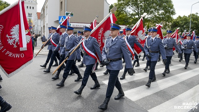 Z okazji 96-lecia Polskiej Policji ulicami Szczecina przemaszerowało kilkuset funkcjonariuszy.