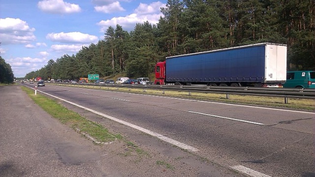 Jeśli wybieramy się nad morze, ze Szczecina płynnie nie wyjedziemy. Korek przed węzłem Rzęśnica zaczyna się na autostradzie A-6 jeszcze przed zjazdem z ulicy Zwierzynieckiej i ma ponad dziesięć kilometrów.