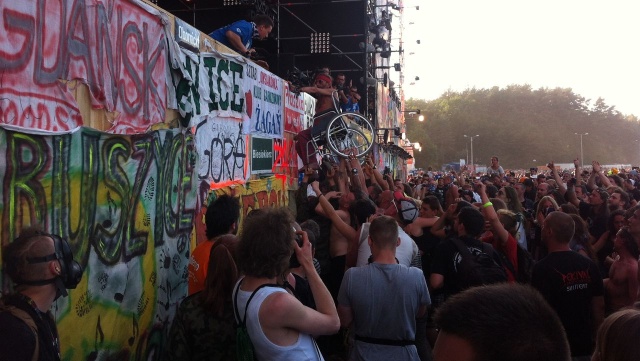 Prawie 400 tysięcy osób bawiło się na 21. Przystanku Woodstock w Kostrzynie nad Odrą. Przez trzy dni na festiwalowych scenach wystąpiło ponad 70 zespołów i wykonawców solowych. Oprócz zagranicznych gwiazd pojawiły się legendy polskiej sceny alternatywnej - między innymi grupa Proletaryat.
