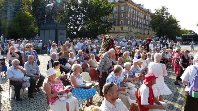 Płynie Wisła, płynie i Ułani, ułani, między innymi takie patriotyczne pieśni można było w niedzielę usłyszeć na placu Lotników w centrum Szczecina.