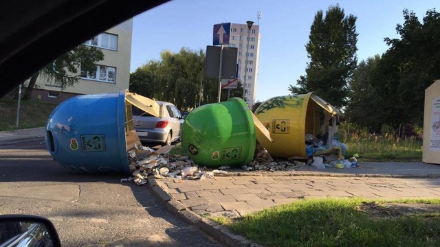 Na ulicy Santockiej w Szczecinie wandale przewrócili pojemniki na szkło, plastik i papier. Odpady były porozrzucane na chodniku i ulicy.