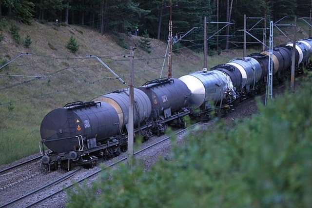 Zamknięta linia kolejowa do Świnoujścia to milionowe straty dla polskiego przemysłu i handlu - uważa prof. Juliusz Engelhardt, specjalista w zakresie ekonomiki transportu Uniwersytetu Szczecińskiego. Jest to jedyna linia łącząca ten morski port z przemysłowym regionem Śląska.