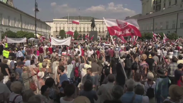 Nowy prezydent RP przejął zwierzchnictwo nad siłami zbrojnymi. Uroczystość odbyła się w czwartek na pl. Piłsudskiego w Warszawie. Wcześniej Andrzej Duda i jego żona zostali przywitani w Pałacu Prezydenckim. Rano przed Zgromadzeniem Narodowym Duda złożył przysięgę i wygłosił pierwsze orędzie.