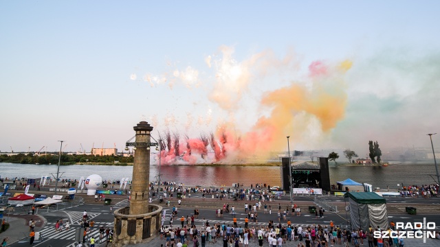 Niebo nad Odrą rozbłysnęło tysiącem kolorów. W piątek punktualnie o godzinie 20 rozpoczął się festiwal Pyromagic. W dwa dni reprezentacje zdetonują ponad 12 ton materiałów wybuchowych.