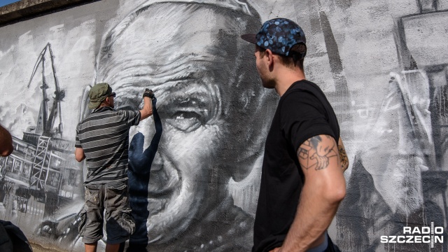 Kilkumetrowy mural powstaje przy ulicy Kolumba na szczecińskich Pomorzanach. Pokazuje historię Solidarności. Będzie odsłonięty w XXXV rocznicę podpisania Porozumień Sierpniowych w Szczecinie i powstania Solidarności.