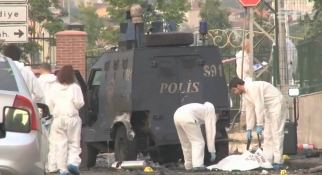 Jak podaje telewizja CNN, ogień otworzyło dwóch sprawców, odpowiedzieli na to policjanci. Nikt nie został ranny, napastnicy uciekli.