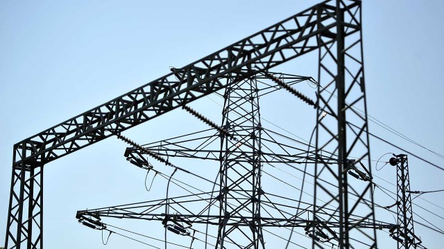 Polskie Sieci Elektroenergetyczne ograniczają dostawy energii elektrycznej do dużych zakładów produkcyjnych, aby uniknąć blackoutu.