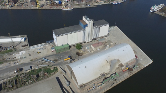 Barki spławiane ze Szczecina, w niektórych miejscach mogą być załadowane jedynie do połowy - to przynosi straty dla armatorów. Stan wód jest na tyle niski, że zagraża bezpieczeństwu transportu wodnego.