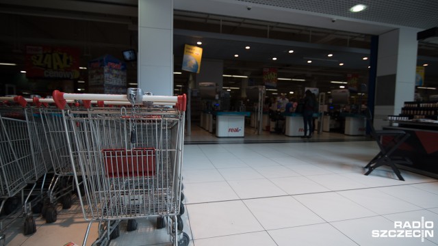 Półmrok w marketach. Oszczędzają prąd