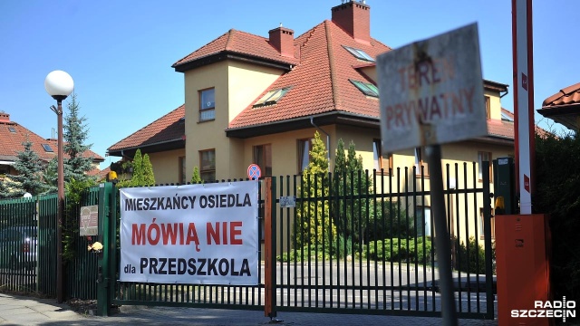 Wywiesili plakaty w klatkach schodowych i baner na bramie - tak mieszkańcy osiedla Pod Kasztanami w Szczecinie protestują przeciwko planom uruchomienia tam przedszkola. Obawiają się hałasu, tłoku na parkingu, a najbardziej - że nie będą mogli wypoczywać na łące za blokami.