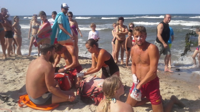 Ze względu na silny wiatr i wysoką fale WOPR wywiesił w Dziwnówku czerwoną flagę.