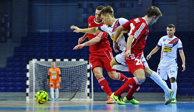 Halowi piłkarze Pogoni 04 Szczecin Michał Kubik i Dominik Solecki zostali powołani do reprezentacji Polski w futsalu na towarzyski turniej Państw Wyszehradzkich.