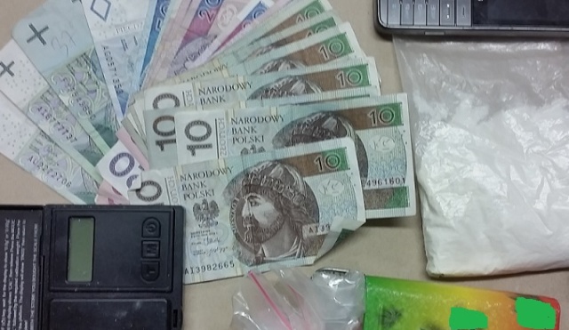 Dilera narkotyków zatrzymali świnoujscy policjanci. W mieszkaniu 28-latka funkcjonariusze znaleźli 80 gramów amfetaminy, wagę elektroniczną oraz kilkadziesiąt woreczków strunowych, do tego 700 zł w gotówce.