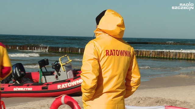 8 stopni Celsjusza ma woda na plaży w Mielnie, a 9 w Ustroniu Morskim. Z tego powodu obowiązuje tam zakaz kąpieli. Czerwone flagi ratownicy wywiesili także m.in. w Niechorzu, Rewalu i Trzęsaczu, gdzie morze jest tylko nieznacznie cieplejsze.