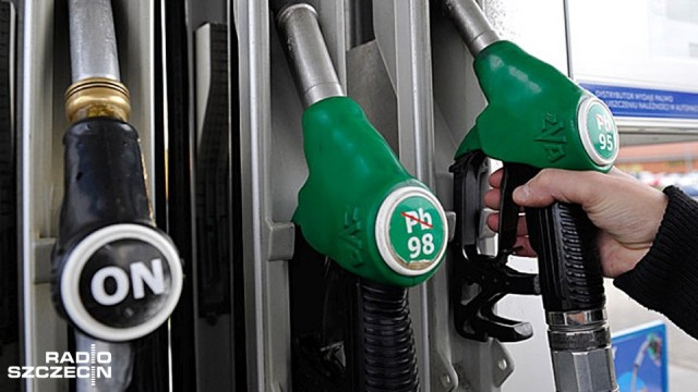 W Stanach Zjednoczonych uspokoiły się spadki ceny ropy na nowojorskiej giełdzie. W porównaniu z czerwcem wartość tego surowca spadła o 35 procent.