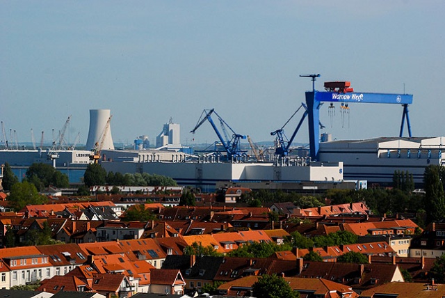 Duży wzrost przeładunków zanotował port w niemieckim Rostocku, z którym o klientów bije się port w Szczecinie. W pierwszej połowie roku przeładowano tam ponad 14 mln ton. To o prawie trzy tony więcej niż w Szczecinie i Świnoujściu - podaje portal gospodarkamorska.pl.