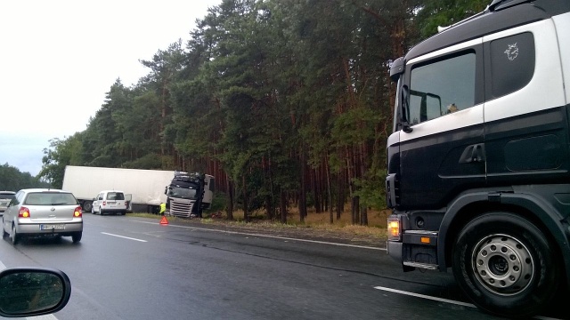 Na drodze S3 w stronę Szczecina, na wysokości węzła Rzęśnica prawy pas częściowo blokuje Tir, który prawdopodobnie wpadł w poślizg i wypadł z drogi.
