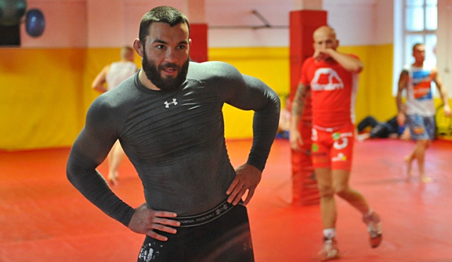 Mistrz wagi średniej federacji KSW ze Szczecina i wychowanek klubu Bereserker039s Team - Michał Materla zmierzy się z innym czempionem organizacji i ulubieńcem publiczności - Mamedem Chalidovem - informuje portal Wirtualna Polska.