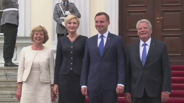 Niemcy oczekują pomocy w sprawie narastającej fali imigrantów z Afryki - Andrzej Duda domaga się włączenia Polski do rozmów w sprawie zakończenia rosyjsko - ukraińskiego konfliktu. Tak niemieckie media relacjonują wizytę polskiego prezydenta w Berlinie.