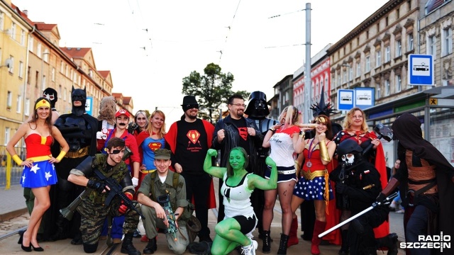 Trzecie urodziny świętuje w sobotę Szczecińska Liga Superohaterów. Na otwartym dla każdego przyjęciu w lokalu przy alei Bohaterów Warszawy 3 w Szczecinie spotkali się Batman, Lord Vader, Joker, Sauron, Wonder Woman i wielu innych bohaterów gier, komiksów i filmów.