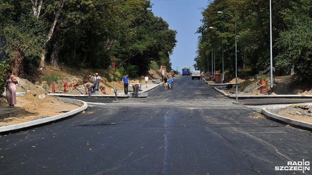 Będzie tam jednak ograniczenie prędkości do 40 km na godzinę, bo podobnie jak na Potulickiej czy Narutowicza również i na Warcisława trwać będą nadal roboty na poboczach.