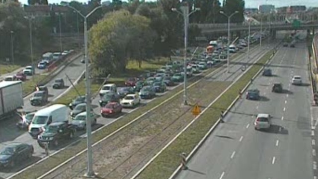 Uwaga kierowcy jadący w kierunku prawobrzeża ulica Gdańską. Przy skrzyżowaniu z ulicą Merkatora zderzyły się Renault Clio i Citroen.