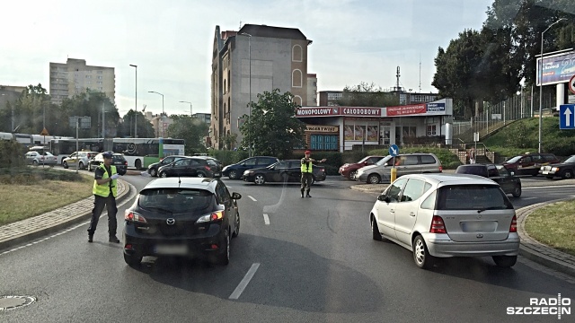 Autobus zderzył się z samochodem osobowym na szczecińskim rondzie Giedroycia.