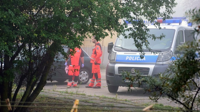 Ciało ucznia przed internatem Zespołu Szkół Morskich w Świnoujściu. Nie wiadomo jak doszło do tragedii - czy 20-latek wypadł czy wyskoczył z okna.