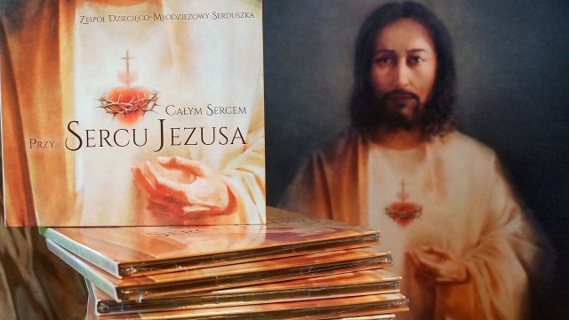 To 18 krążek w 26-letniej historii szczecińskiego zespołu dziecięco-młodzieżowego, który jest Ambasadorem miasta. W południe mszy św. w sanktuarium Najświętszego Serca Pana Jezusa ma przewodniczyć abp Andrzej Dzięga. Oprawę muzyczną przygotują Serduszka, a zaraz po nabożeństwie rozpocznie się koncert promujący nową płytę zespołu.