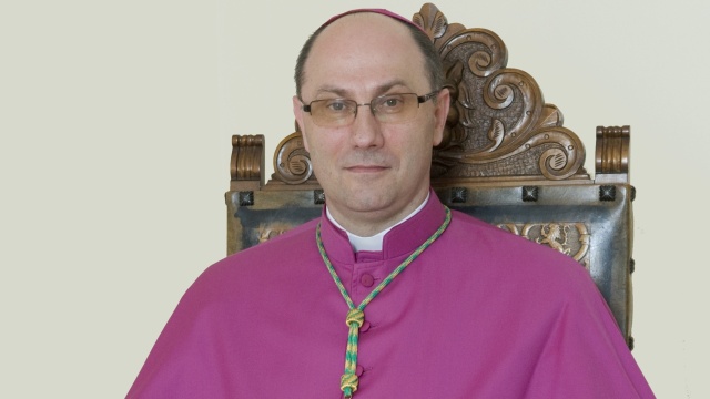 Decyzja o przyjęciu uchodźców wymaga decyzji biskupów i skoordynowanego działania. Nie może być dokonywana pod wpływem spontanicznej reakcji - tak na niedzielny apel papieża odpowiada prymas Polski.