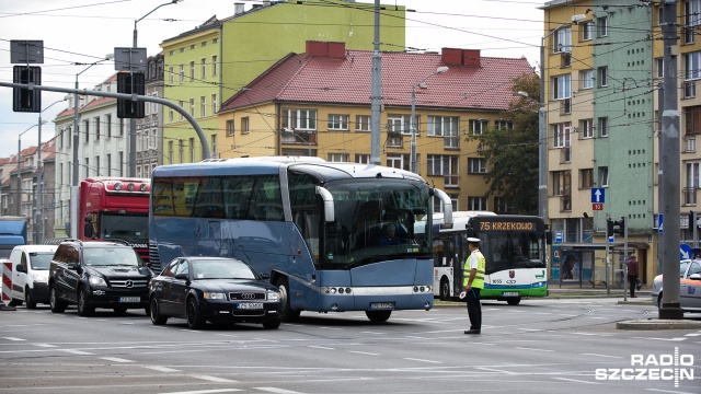Zamknięcie prawego pasa jezdni ulicy Wyszyńskiego przy Bramie Portowej w Szczecinie paraliżuje ruch samochodów jadących w kierunku Krzywoustego i alei Wojska Polskiego.