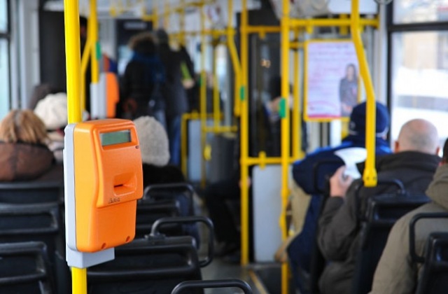 Mniej złapanych gapowiczów i mniej kontroli: w tym roku szczecińską komunikacją miejską bez biletu miesięcznie jeździło średnio niespełna 2,5 tysiąca pasażerów.