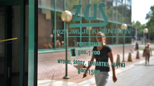 Minister finansów Mateusz Szczurek tłumaczy to, co w sobotę na konwencji programowej powiedziała premier Ewa Kopacz. Chodzi o jednolity podatek zawierający składki na ZUS i NFZ.