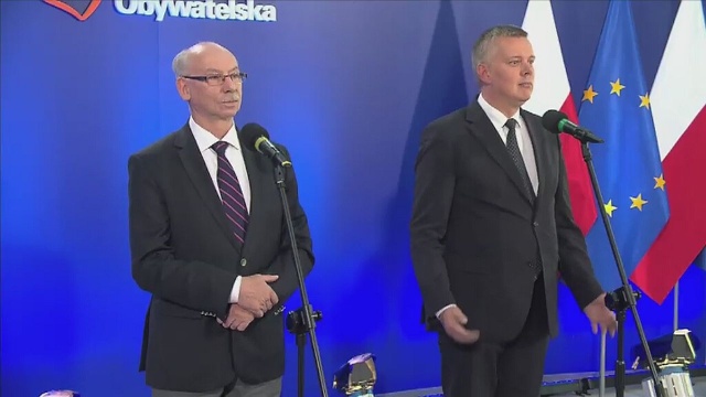 Platforma Obywatelska wzywa do debaty Prawo i Sprawiedliwość. Na poniedziałkowej konferencji prasowej Janusz Lewandowski zaprosił do rozmowy Beatę Szydło, a Tomasz Siemoniak Antoniego Macierewicza.