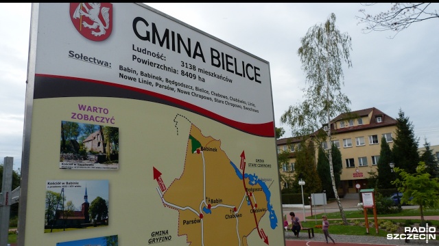 Plan ratunkowy dla Bielic przygotowują gminni radni. Gmina ma kłopoty finansowe. To przez pożyczki zaciągane między innymi w parabankach. Z długiem przekraczającym dochody Bielice są trzecią najbardziej zadłużoną gminą w Polsce - tak wynika z rankingu dwutygodnika Wspólnota.