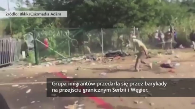 Imigranci przedarli się przez mur na przejściu granicznym między Węgrami a Serbią. Uzbrojeni w kije, rury i kamienie uchodźcy starli się tam z oddziałami policji. Funkcjonariusze użyli armatek wodnych i gazu łzawiącego.