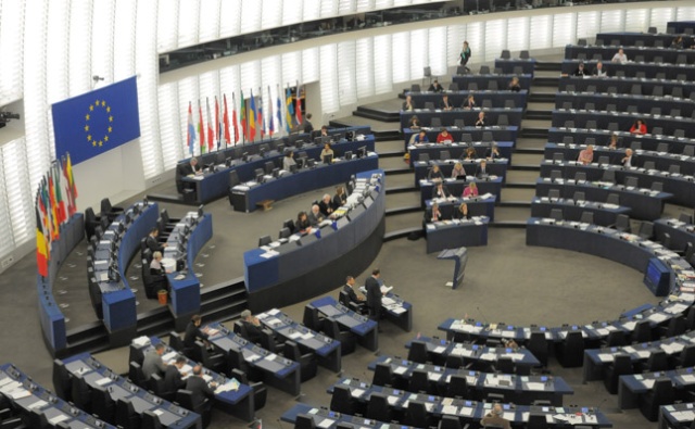 Parlament Europejski poparł propozycję podziału między państwa unijne 120 tysięcy uchodźców - podaje portal TVN24. Decyzja europarlamentarzystów nie jest wiążąca i jest jedynie opinią.