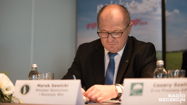 Rolnicy od środy pilnują rzepaku, który kilka tygodni temu zasiali w Ślazowie na ziemiach dzierżawionych przez przedsiębiorcę z Poznania. Uprawy chcą zniszczyć przedstawiciele dzierżawcy gruntu. W czwartek głos w tej sprawie zabrał szef resortu rolnictwa.