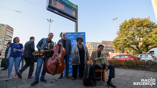 Jazz przywitał pasażerów komunikacji miejskiej w Szczecinie. W piątek od 6 rano przez półtorej godziny w tramwaju Swing muzykę zapewniał zespół Jazz Union. Do tego ekipa Radia Szczecin częstowała pasażerów ciepłą kawą od Columbus Coffee.