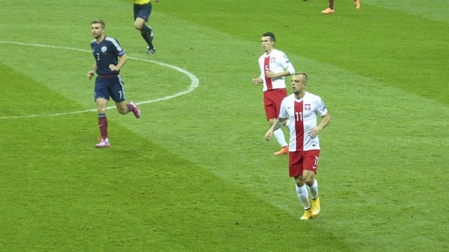 Kamil Grosicki ze Stade Rennais i Grzegorz Krychowiak z Sevilla FC powołani do reprezentacji Polski na decydujące mecze eliminacji do piłkarskich Mistrzostw Europy. Wychowankowie Pogoni Szczecin i Orła Mrzeżyno znaleźli się wśród 19 piłkarzy z klubów zagranicznych, których wybrał trener Adam Nawałka.