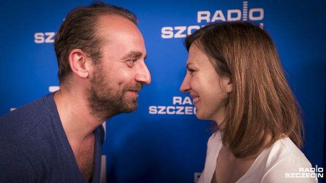 Tapeta z biletów PKP - taki pomysł na ubarwienie ściany na swoim strychu ma Wojciech Mecwaldowski.