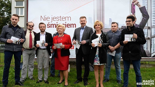 Działacze Zjednoczonej Lewicy ze Szczecina przedstawiają program zmian na rynku pracy: dosyć z wyzyskiem bezpłatnych staży i umów śmieciowych, darmowe żłobki i przedszkola dla wszystkich dzieci czy państwowy system budowy mieszkań.