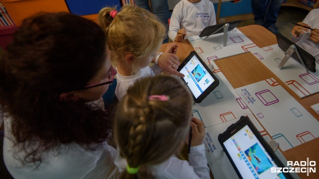 Dzieci z przedszkola nr 2 w Gryfinie na macie edukacyjnej i tabletach uczą się logicznego myślenia, wyciągania wniosków i pracy w zespole. Przedszkole jako jedyne w województwie wzięło udział w programie Mistrzowie Kodowania Junior.