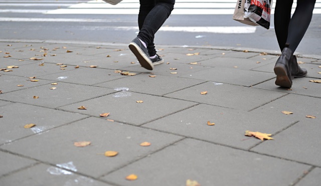 Pieszy na pasach jak i przed nimi będzie mieć pierwszeństwo przed pojazdem - posłowie uchwalili w piątek nowelizację Prawa o ruchu drogowym.